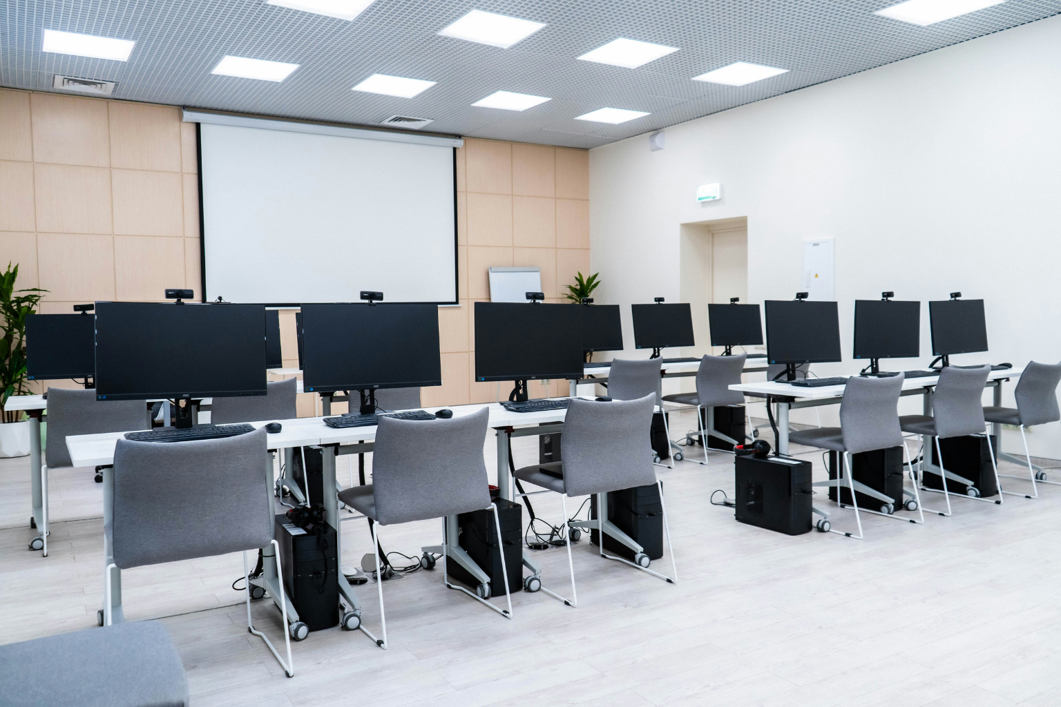 What Businesses Should Check Before Buying Bulk PCs for Hybrid and Office-Based Teams